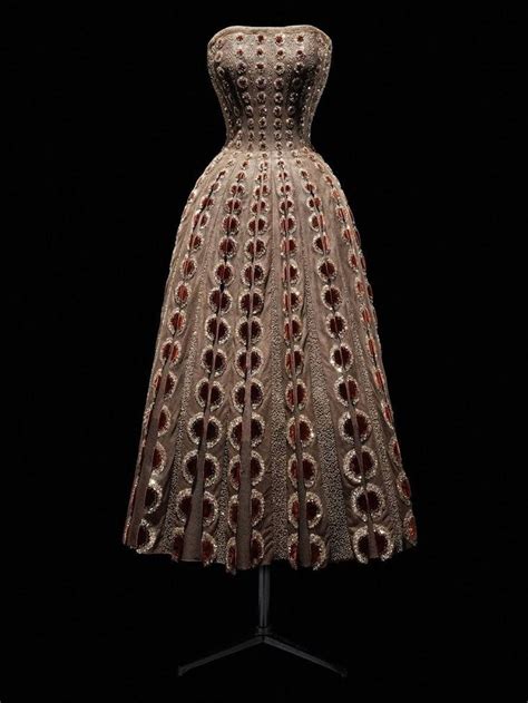 estilo anos 50 desfile de dior|Descubre 'los ocho vestidos de Dior' que marcaron la  .